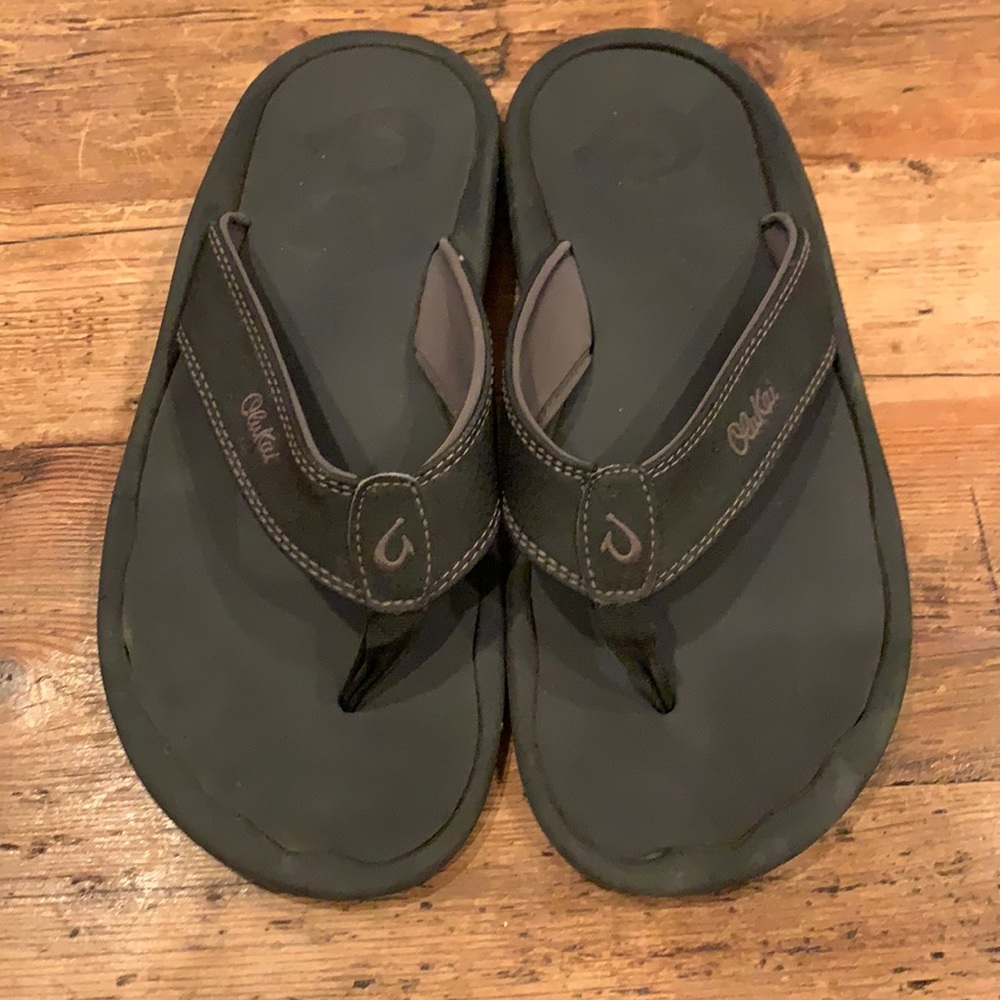 Men’s OluKai flip flops in black